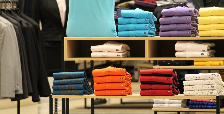 Stylowe T-shirty w supercenach na Black Friday – jak wybrać najciekawsze wzory?