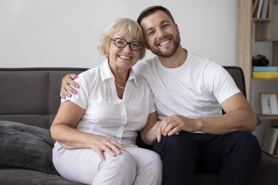 uśmiechnięty mężczyzna obejmuje swoją teściową
